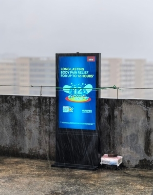 55 ιντσών 3000cd/m2 φωτεινότητα 2cm αδιάβροχο ουδέτερο λεπτό μίζελο LCD περίπτερο για εξοικονόμηση ενέργειας άγγιγμα εξωτερική διαφήμιση